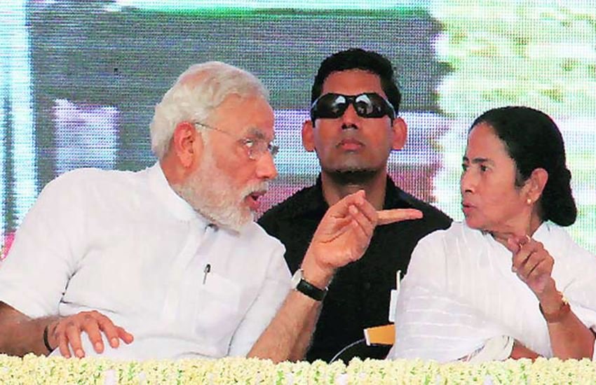 पीएम नरेंद्र मोदी और पश्चिम बंगाल की मुख्यमंत्री ममता बनर्जी। फोटो सोर्स: एक्सप्रेस फाइल