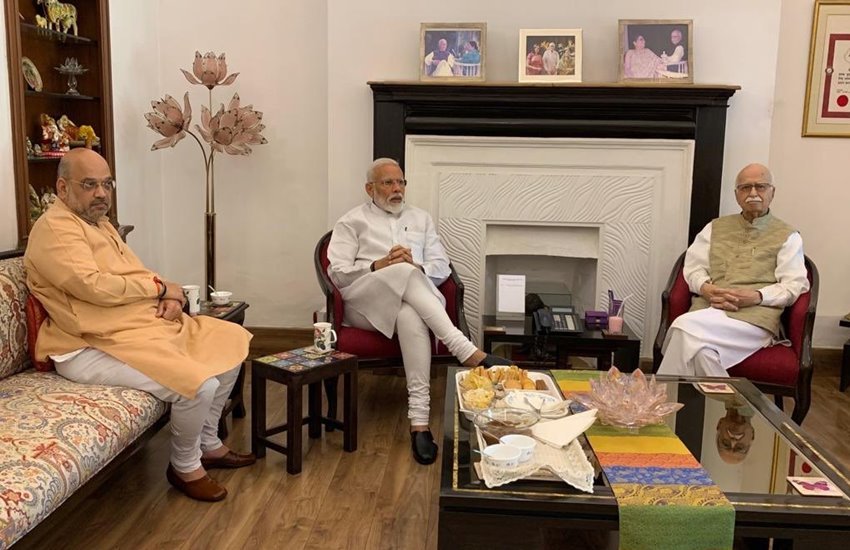 लालकृष्ण आडवाणी से मिलने पहुंचे पीएम नरेंद्र मोदी और अमित शाह 
फोटो सोर्स- ट्विटर/पीएम मोदी 