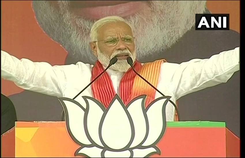 पीएम मोदी उत्तर प्रदेश के भदोही में चुनावी सभा को संबोधित करते हुए। ( फोटोः एएनआई)

