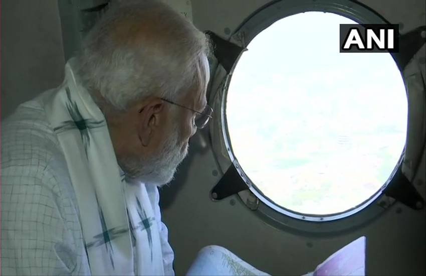 ओडिशा में हवाई सर्वे करते पीएम नरेंद्र मोदी। (फोटोः एएनआई)