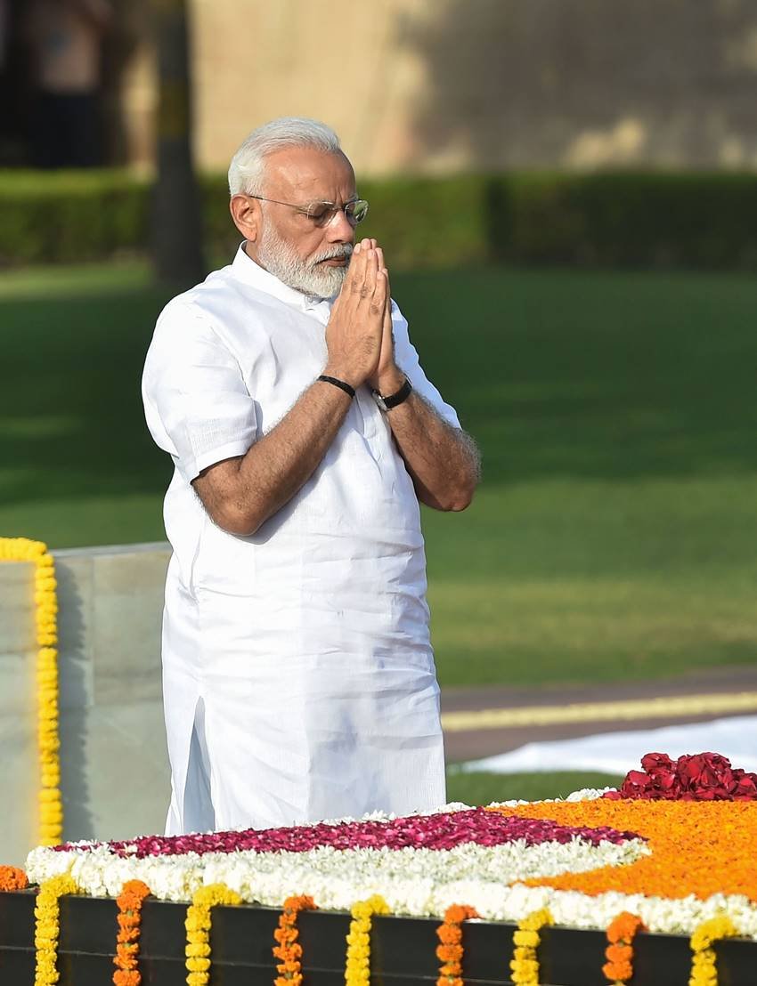 जानकारी के लिए आपको बता दें कि आज होने वाले मोदी के शपथ ग्रहण समारोह में कांग्रेस अध्यक्ष राहुल गांधी और कांग्रेस की वरिष्ठ सोनिया गांधी सहित शीर्ष विपक्षी नेता, उद्योग जगत के दिग्गज, फिल्मी सितारे, विभिन्न राज्यों के मुख्यमंत्री और बिम्सटेक सदस्य देशों के नेता मौजूद रहेंगे।