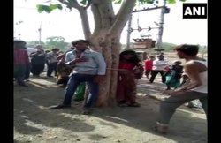 प्यार करने की सजा: युवक और 2 लड़कियों को पेड़ से बांधकर घंटों पीटा, Video बनाते रहे तमाशबीन