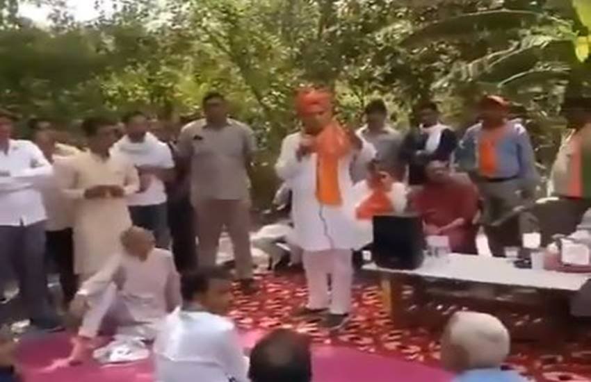 सांसद सवाल पूछने वाले युवक से उसके कितना पढ़े होने के बारे में पूछते हैं
(फोटो सोर्स : Twitter) सांसद सवाल पूछने वाले युवक से उसके कितना पढ़े होने के बारे में पूछते हैं
(फोटो सोर्स : Twitter)