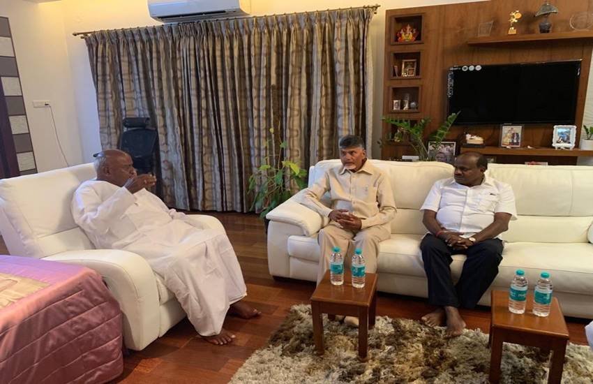 आंध्र प्रदेश के मुख्यमंत्री एवं तेदेपा प्रमुख चंद्रबाबू नायडू ने ईवीएम के साथ कथित छेड़छाड़ के मुद्दे पर विपक्षी पार्टियों को एकजुट करने के मकसद से पूर्व प्रधानमंत्री एवं जद(एस) अध्यक्ष एचडी देवगौड़ा से यहां मुलाकात की। (Photo- @ncbn)