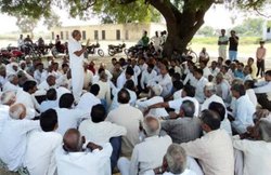 Bihar: पंचायत ने प्रेमिका से करवाई युवक की पिटाई, थूक चटवाया फिर वीडियो बनाकर कर दिया वायरल