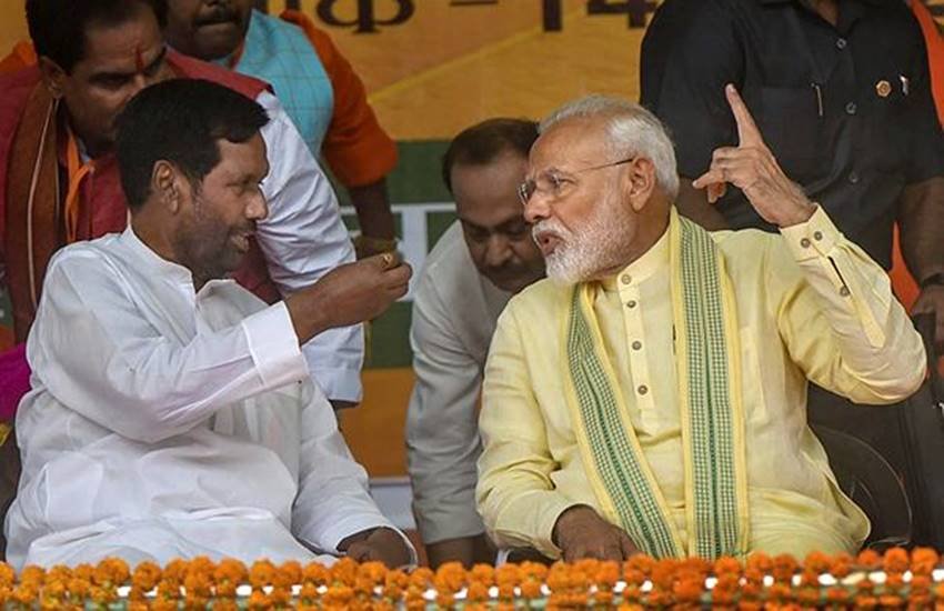 रामविलास पासवान एडीए नेताओं के डिनर में शामिल होने पहुंचे थे। (फोटोः पीटीआई)