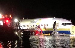 अमेरिका: फिसलकर नदी में गिरा रनवे पर लैंड कर रहा बोइंग 737 विमान, 136 यात्री थे सवार