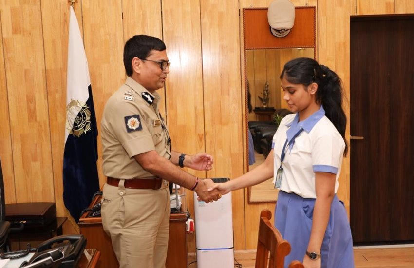 ISC exam में चौथा स्थान हासिल करने रिचा सिंह को कोलकाता पुलिस ने बनाया एक दिन का डिप्टी कमिश्नर 
फोटो सोर्स- ट्विटर/कोलकाता पुलिस 