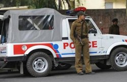 UP: सड़क किनारे शराब पी रहे थे 4 युवक, कॉन्स्टेबल ने रोका तो लाठियों से धुन डाला