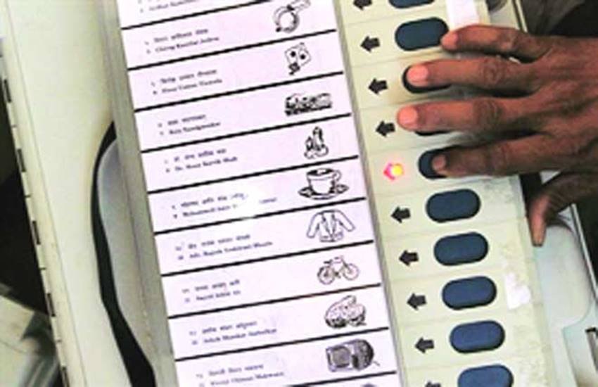 चुनाव के लिए ईवीएम मंगाई जा रही हैं। 
(प्रतीकात्मक फोटो)

