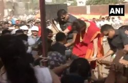 VIDEO: …जब समर्थकों से मिलने के लिए बैरिकेड फांदने लगीं प्रियंका गांधी