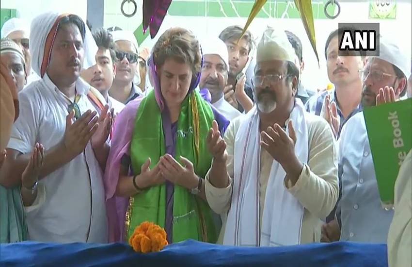 अमेठी के हजरत मीर इमामुद्दीन दरगाह पहुंची थीं प्रियंका। (फोटोः एएनआई)
