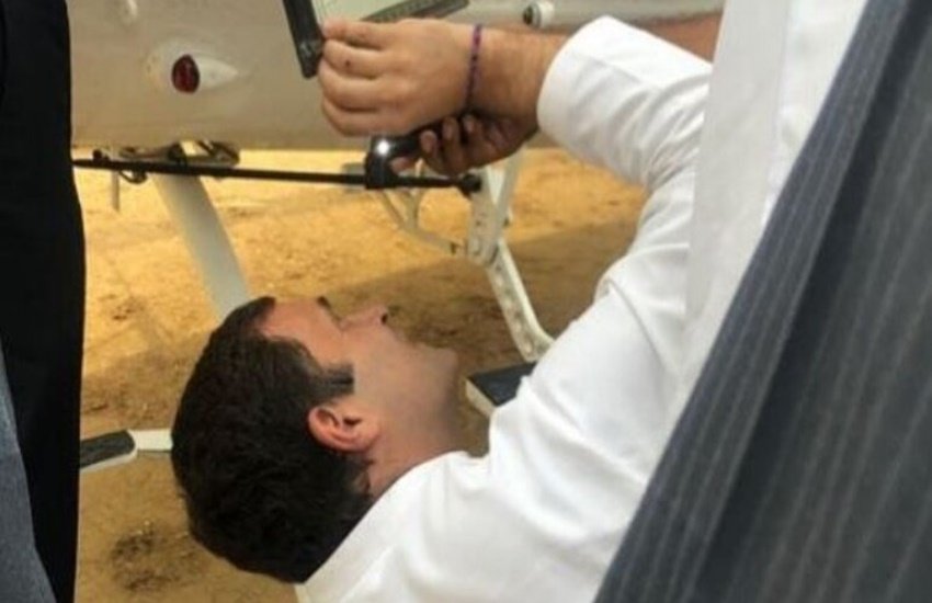 हिमाचल प्रदेश के ऊना में हेलीकॉप्टर में आई खराबी को ठीक करने में मदद करते राहुल गांधी।