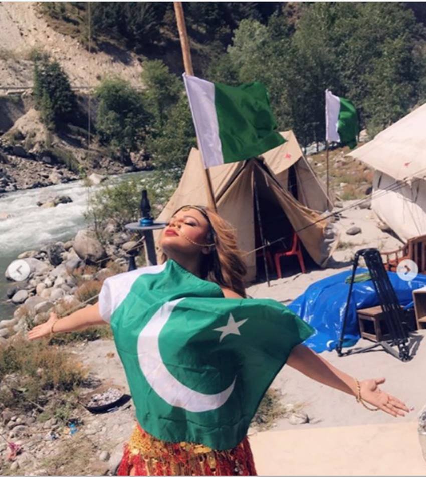 Rakhi Sawant, Rakhi sawant film, Dhara 370, धारा 370, राखी सावंत पाकिस्तानी झंडा, Rakhi Sawa nt controversy, Rakhi sawant with pakistani flag