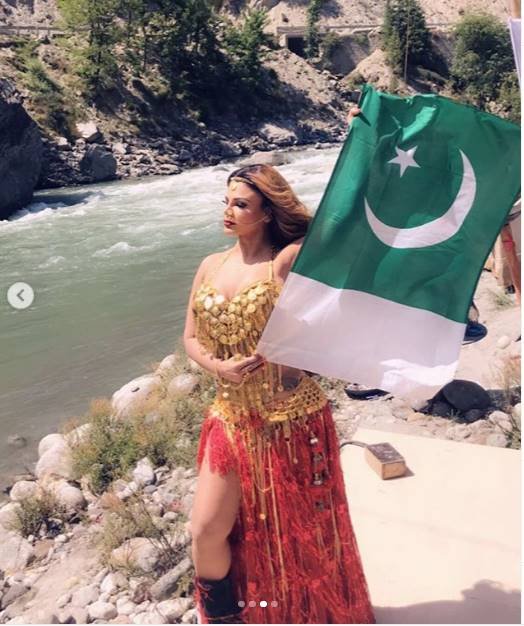 Rakhi Sawant, Rakhi sawant film, Dhara 370, धारा 370, राखी सावंत पाकिस्तानी झंडा, Rakhi Sawa nt controversy, Rakhi sawant with pakistani flag