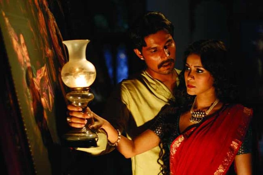 रंगरसिया- रंगरसिया फिल्म 19वीं शताब्दी के चर्चिच पेंटर राजा रवि वर्मा पर आधारित थी। फिल्म में रणदीप हुड्डा और नंदाना सेन थीं। दोनों के बीच काफी एडल्ट सीन्स को दिखाया गया है जो रियल में शूट किए गए थे।
