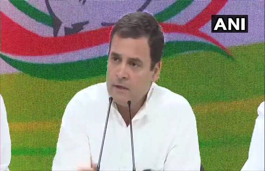 कांग्रेस अध्यक्ष राहुल गांधी मीडिया से बात करते हुए। (फोटोः एएनआई)
