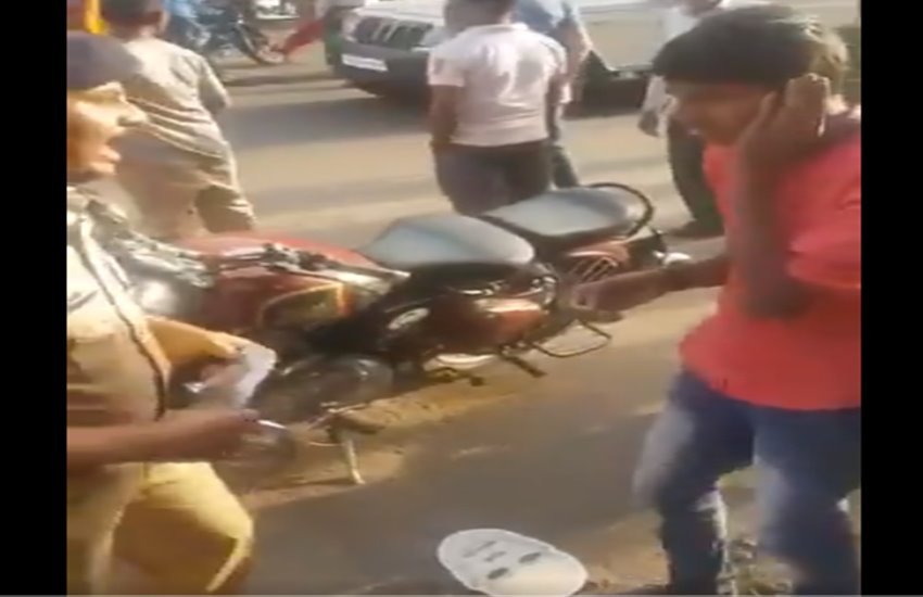 
नाबालिग को थप्पड़ मारता पुलिस वाला 
फोटो सोर्स- सोशल मीडिया (वीडियो