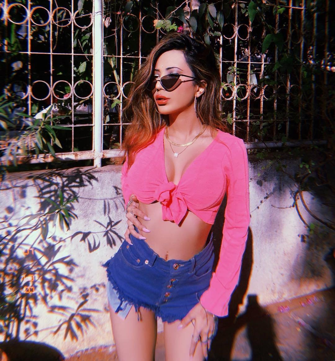 ramanand sagar, grand daughter, sakshi chopra, semi nude, pictures, रामानंद सागर, पड़पोती, सोशल मीडिया, सेमी न्यूड फोटो,viral pics, bold pictures, sexy pictures"