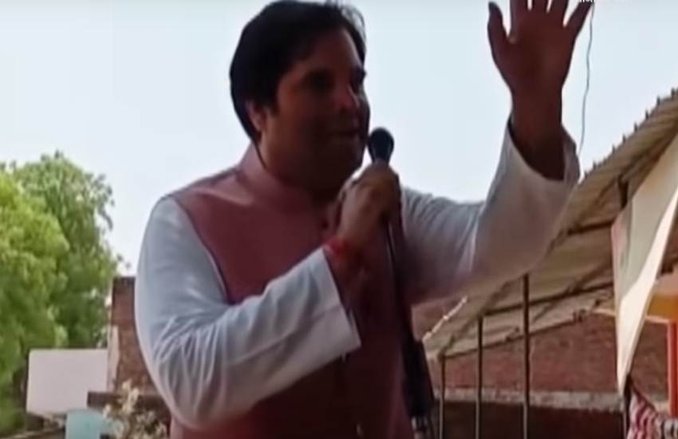 VIDEO: बीएसपी प्रत्याशी पर बोले वरुण- संजय गांधी का बेटा हूं, ऐसे लोगों से जूते खुलवाता हूं