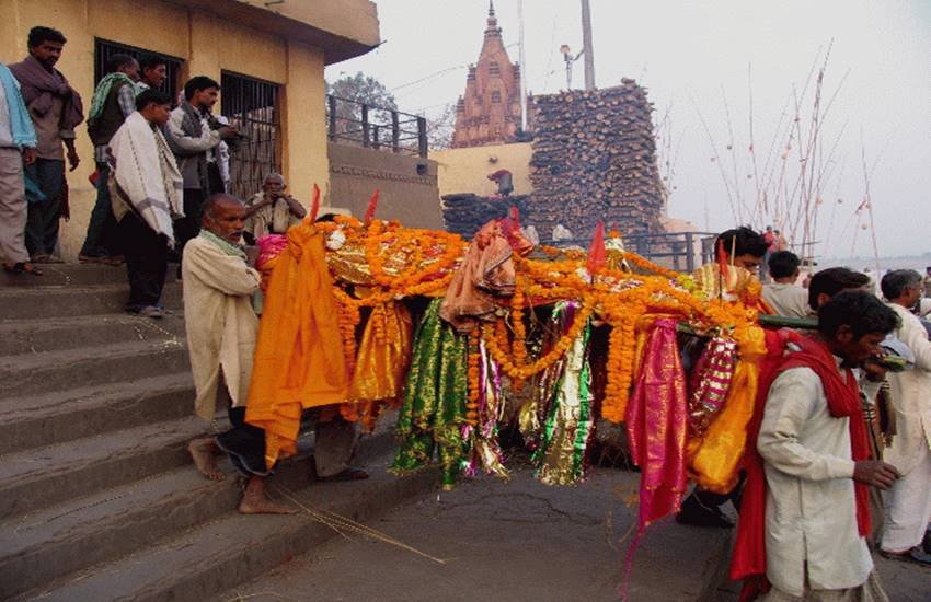 uneral procession, शवयात्रा, funeral, hindu religion, ram naam satya hai, religious reason of ram naam satya hai, शवयात्रा, राम नाम सत्य है, hindu religion symbol, hindu religion quotes, Etymology, Recognition of Hindu religion, religion news, parampara, tradition about shavyatra