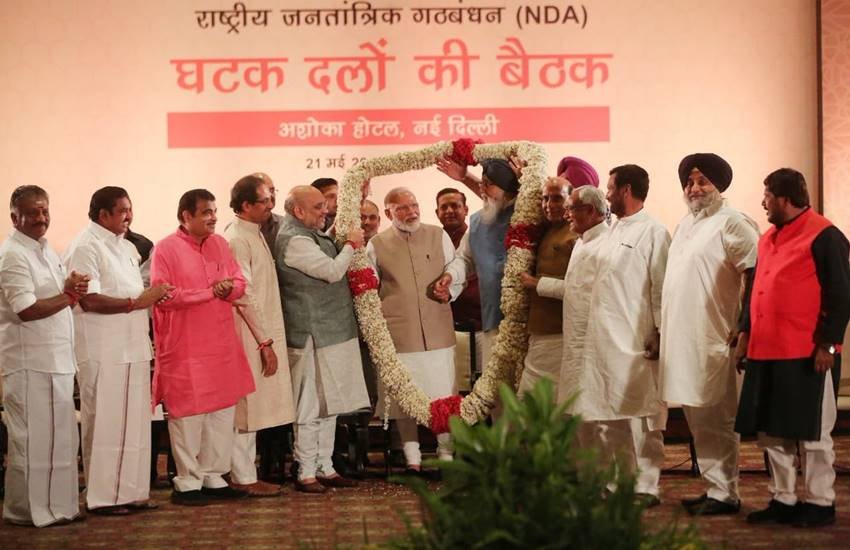 शिवसेना की मोदी की तारीफ- कहा- अगले 24 सालों तक कोई नहीं कर सकता मोदी का मुकाबला