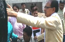 Lok Sabha Election 2019: सड़क पर मिला घायल तो मदद के लिए ठहर गए शिवराज, अपनी कार से भिजवाया अस्पताल