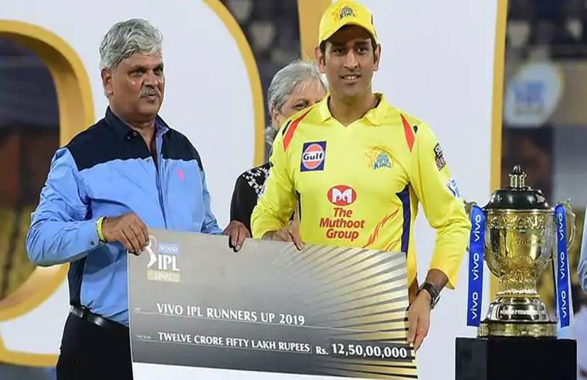 महेंद्र सिंह धोनी ने कहा कि यह मजेदार खेल है जिसमें दो टीमें एक दूसरे को ट्राफी पास करती जा रही हैं। 