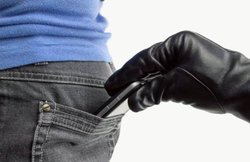 Delhi: मोबाइल छीनकर भाग रहा था स्नैचर, महिला टीचर ने दौड़ाया और पीछा करके पकड़ लिया