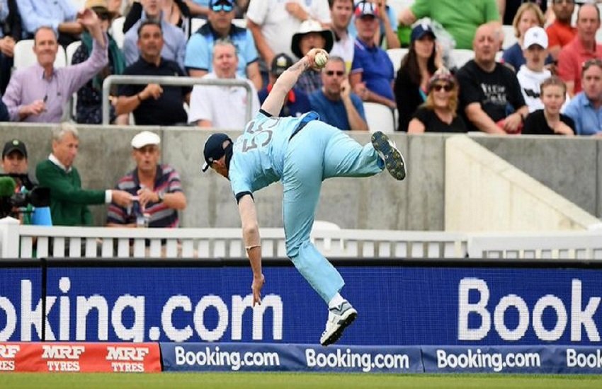 world cup 2019: आंदिले फेहुलक्वायो का कैच लपकते बैन स्टोक्स। (pc -worldcup/twitter)