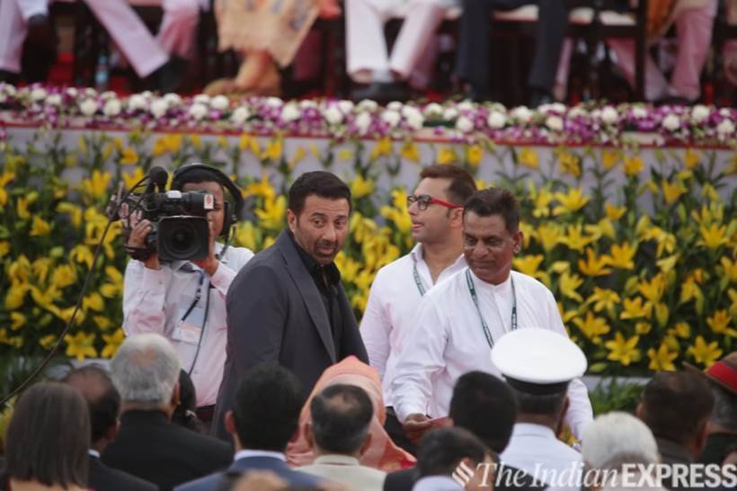 modi, swearing in ceremony, swearing in ceremony photos, rajinikanth, kangana ranaut, karan johar, bollywood in modi swearing in ceremony, kapil sharma, sushant singh rajput, kailash kher, shahid kapoor, mira rajput kapoor, rakeysh omprakash mehra, rajkumar hirani, boney kapoor, siddharth roy kapoor