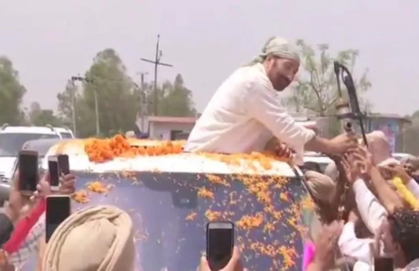 सनी देओल को हैंडपंप गिफ्ट करते बीजेपी समर्थक
