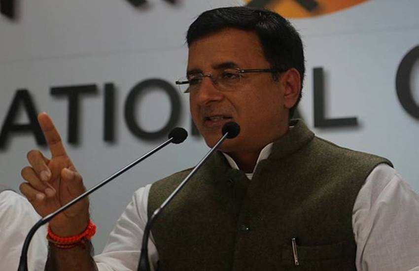 रणदीप सुरजेवाला कांग्रेस उम्मीदवार निर्मल सिंह का प्रचार करने पहुंचे थे। (फोटोः इंडियन एक्सप्रेस)