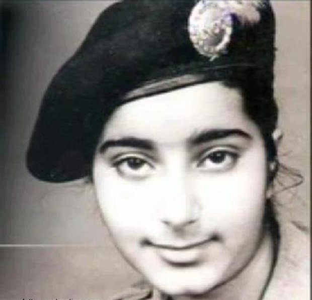 childhood pictures of politicians, childhood pictures, childhood photos of politicians, rare photo of rahul gandhi
