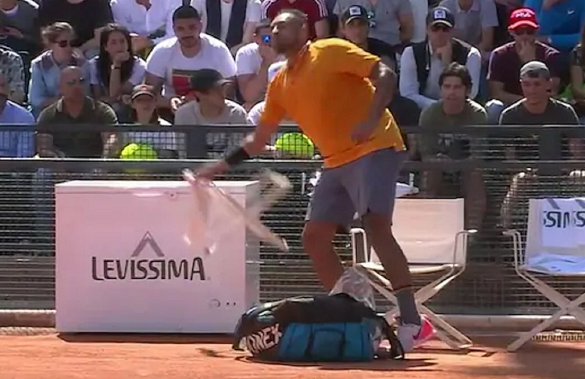 निक किर्गियोस ने रैकेट पटका और फिर पास राखी कुर्सी को भी उठाकर जमीन पर दे मारा। (screen shot of video) निक किर्गियोस ने रैकेट पटका और फिर पास राखी कुर्सी को भी उठाकर जमीन पर दे मारा। (screen shot of video)