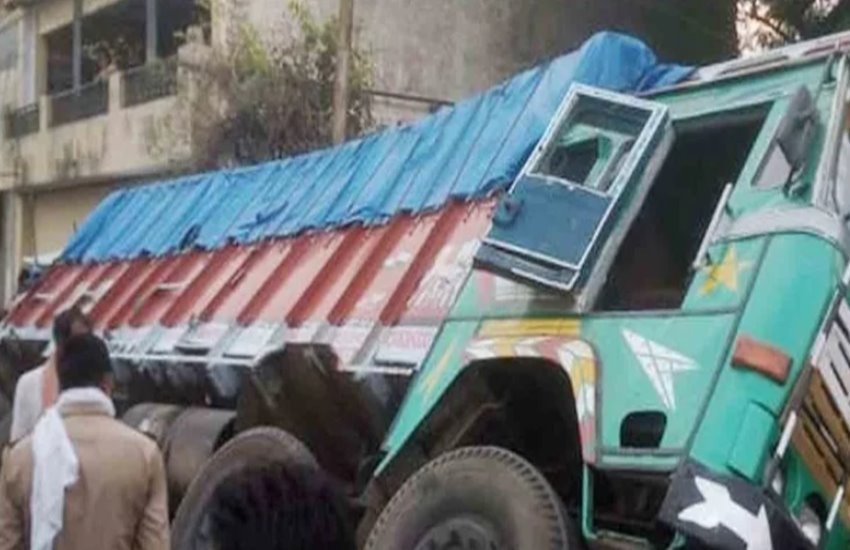 कानपुर में ट्रक पलटने से तीन लोगों की मौत 
फोटो सोर्स- स्थानीय 