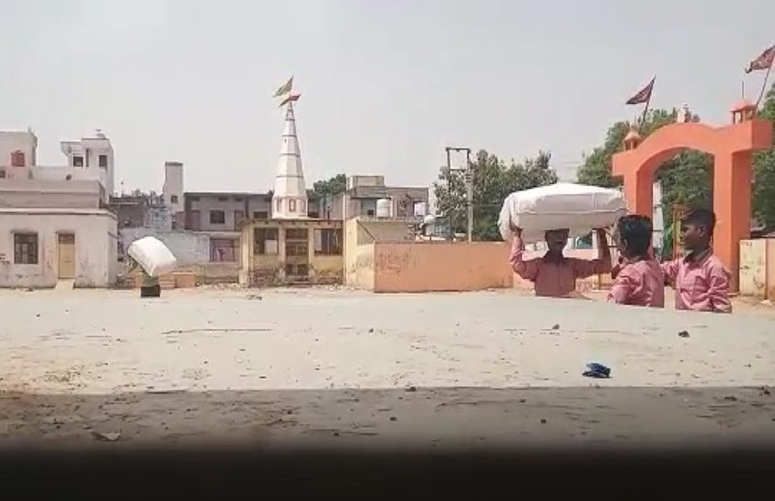 टूंडला के एक सरकारी स्कूल में बच्चों के सिर पर जूते भरे बोझे 
फोटो सोर्स- सोशल मीडिया 
