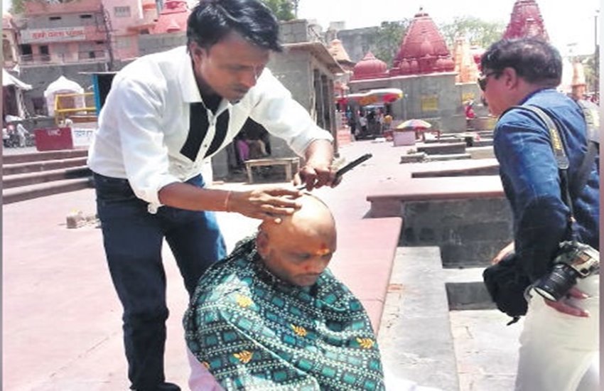 कांग्रेस की जीत पर सिर मुंडवाते हुए 
फोटो सोर्स- ट्विटर 