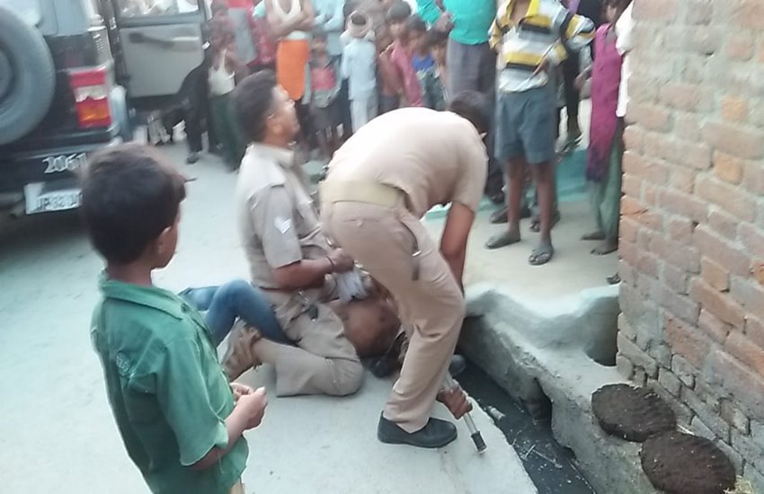 युवक के सीने पर चढ़कर पुलिसवालों ने तान दी पिस्टल 
फोटो सोर्स- सोशल मीडिया 