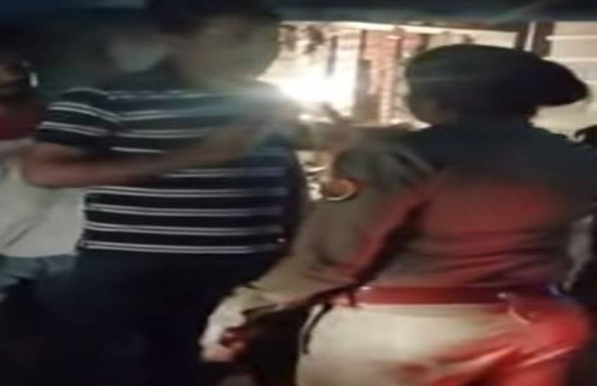 शख्स पर रौब दिखाती महिला दरोगा।
(फोटो सोर्स : Youtube)