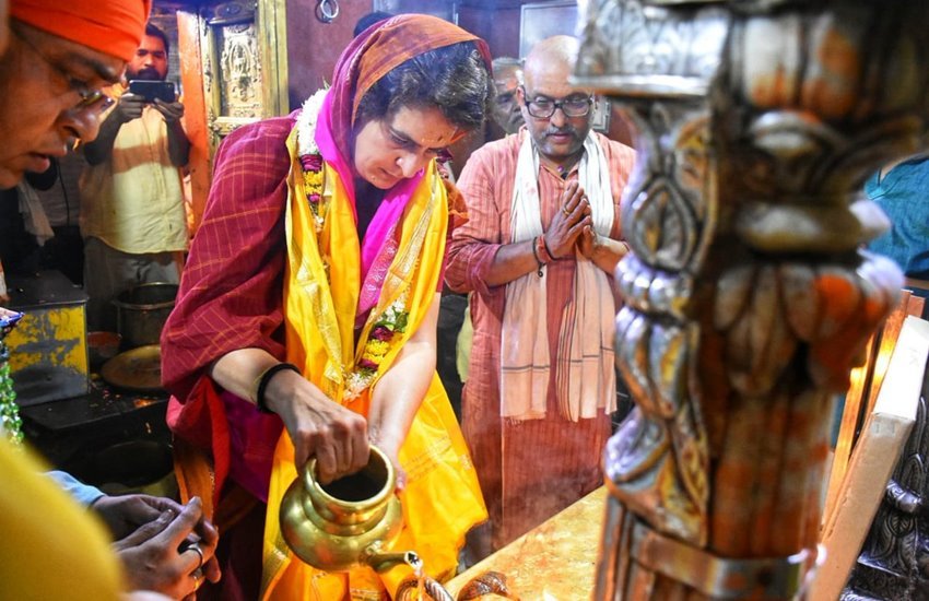 वाराणसी में काशी विश्वनाथ मंदिर में पूजन करती हुईं प्रियंका गांधी 
फोटो सोर्स- कांग्रेस/ट्विटर 