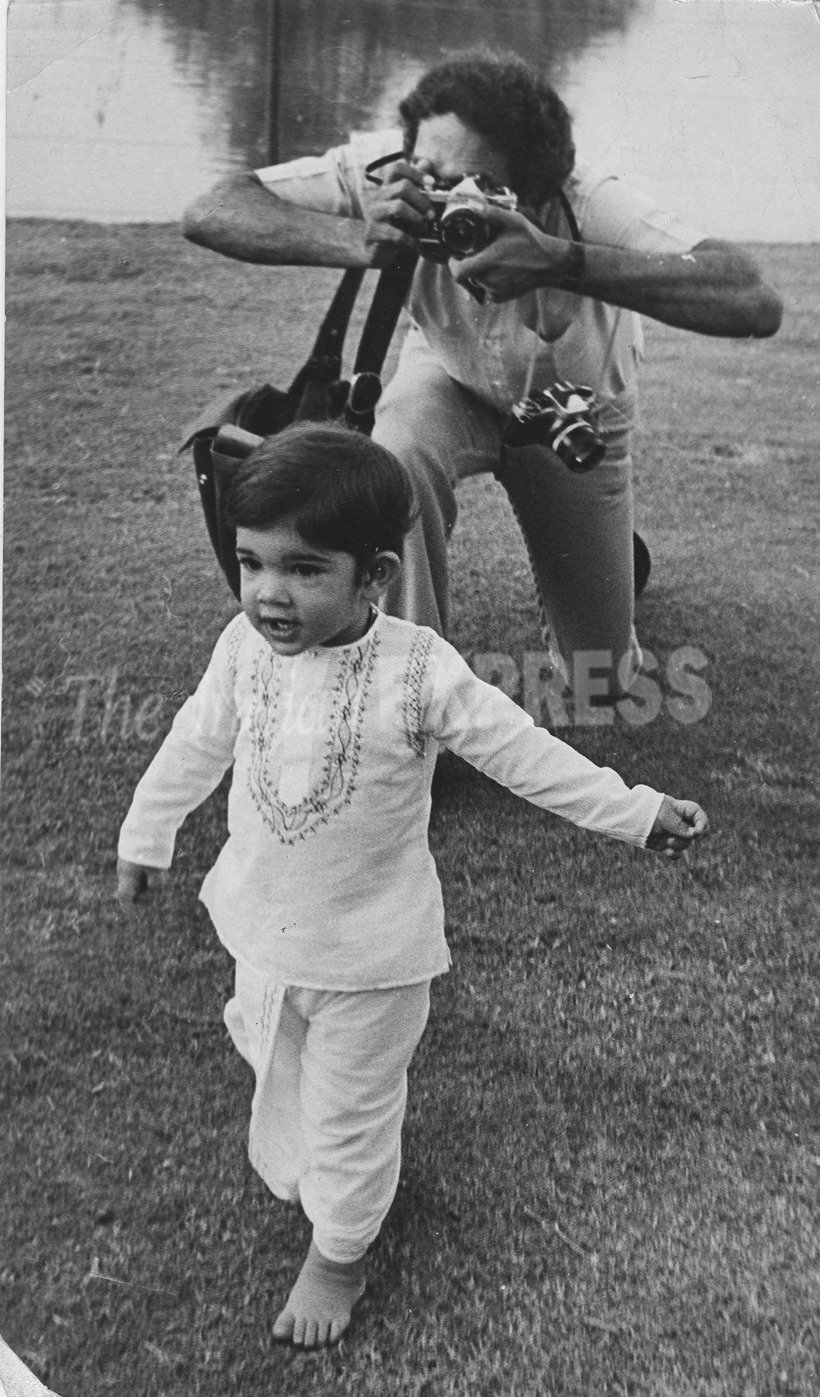 childhood pictures of politicians, childhood pictures, childhood photos of politicians, rare photo of rahul gandhi