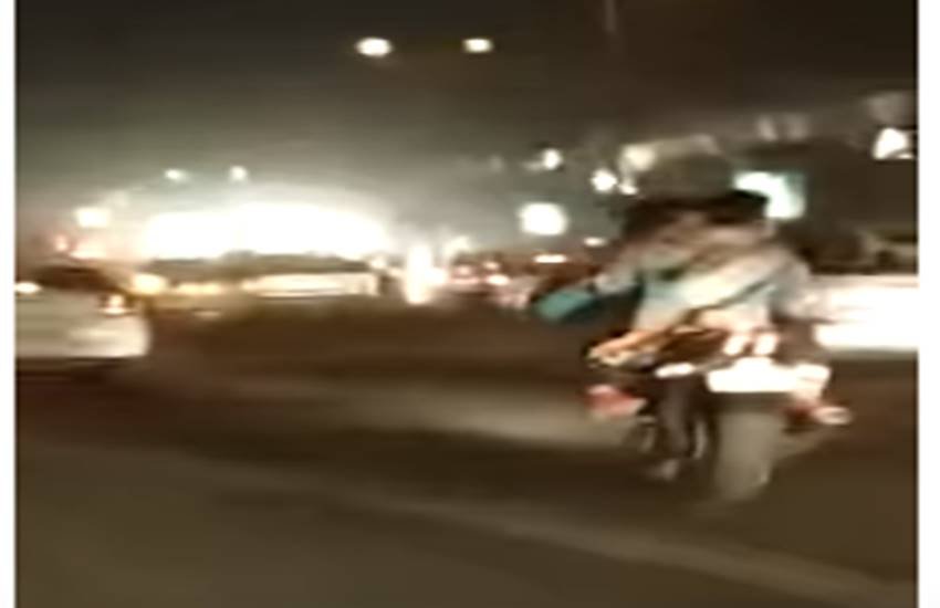 खचाखच भरी दिल्ली की सड़क और चलती हुई बाइक, कपल ने फिल्मी अंदाज में किया प्यार
फोटो सोर्स- वीडियो स्टिल