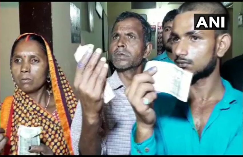 चंदौली में एक गांव के तीन लोगों ने आरोप लगाया है कि उनकी उंगलियों में जबरन स्याही लगाई गई 
फोटो सोर्स- एएनआई 