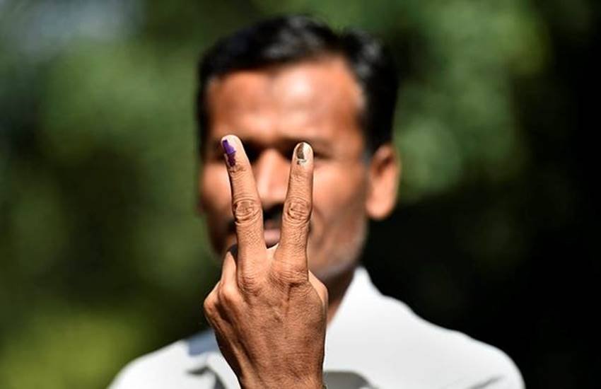 Exit Polls Results 2019: देश की राजधानी दिल्ली के चांदनी चौक लोकसभा क्षेत्र में मतदान करने के बाद एक मतदाता। (Photo: PTI)