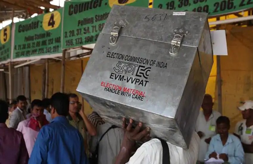 ईवीएम और वीवपैट मशीनों को स्ट्रन्ग रूम में ले जाता मतदानकर्मी। (एक्सप्रेस फोटो- पार्थ पॉल)