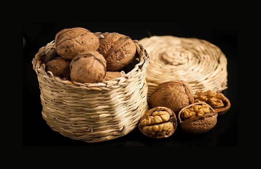 ब्लड प्रेशर को कंट्रोल करने के लिए अखरोट (Source: Dreamstime)