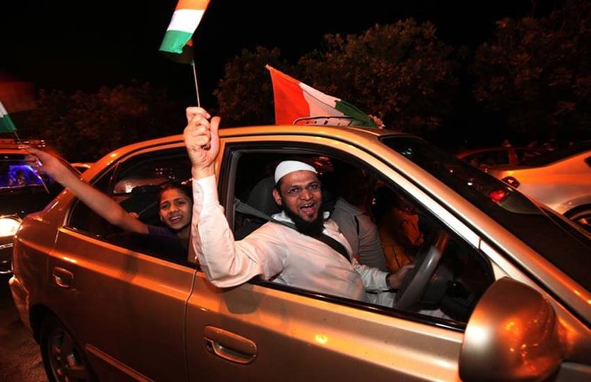 मरीन ड्राइव पर ICC क्रिकेट विश्व कप की जीत का जश्न मनाते लोग। (Express Photo by Mahendra Parikh)