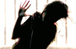 उल्टा टांग निर्वस्त्र कर बनाया वीडियो, महिला ने पति के सितम की खौफनाक दास्तान की बयां