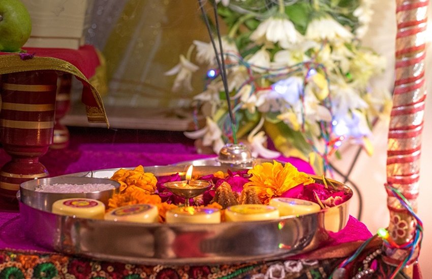 god worship, hindu god worship, religious news in hindi, why people use rice in worship, rice use in worship, rice significance in pooja, pooja me chawal ka pryog, how we do god worship, how to do god worship, hindu religion, पूजा में चावल का इस्तेमाल क्यों किया जाता है, पूजा में चावल का इस्तेमाल जरूरी